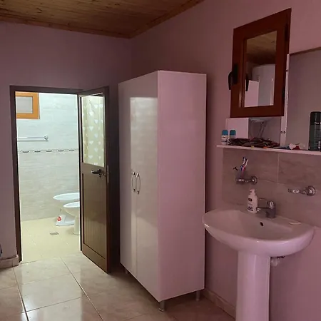 Village House Hotell *